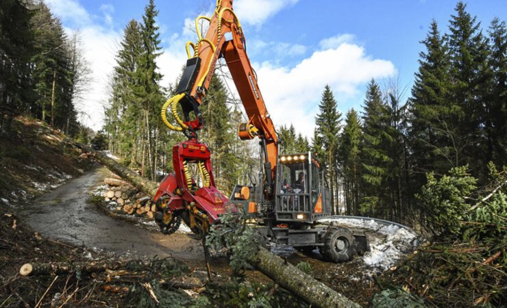 mit seinem Doosan-Bagger | © Fotos: M. Kubatta-Große