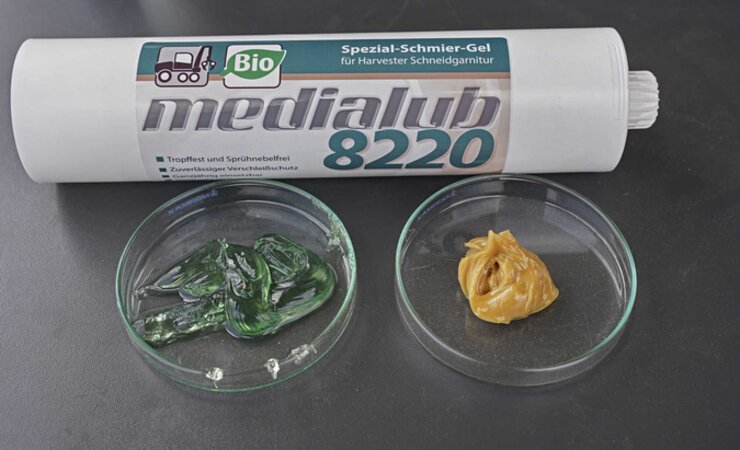 Für das Harvester-Sägekettenschmier-Gel Medialub 8220 (links) hat Kettlitz den Blauen Engel beantragt. Rechts ein mineralisches Schmierfett | © H. Höllerl