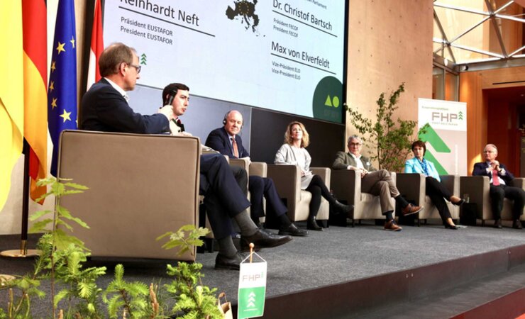 Die Teilnehmer der Podiumsdiskussion (v.l.): Dr. Christof Bartsch (Stadt Brilon), Alexander Bernhuber (EU-Parlament), Sven-Erik Hammar (CEPF), Moderatorin Gesche Schifferdecker (EFI), Reinhardt Neft (EUSTAFOR), Ulrike Müller (EU-Parlament) und Max von Elverfeldt (ELO) | © O. Gabriel