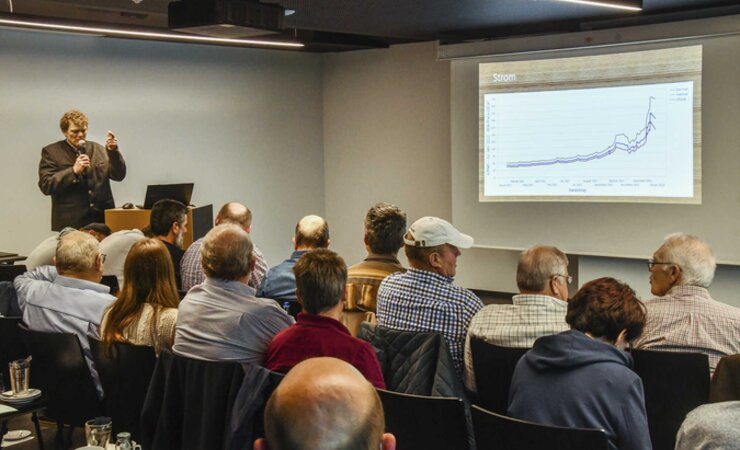 Matthias Obermeier diskutierte mit den etwa 50 Teilnehmern der Holzbörse die aktuellen Herausforderungen, unter anderem den Strompreis, der jüngst in nie gekannte Höhen geschnellt ist und manches Sägewerk vor kaum lösbare Probleme stellt | © M. Kubatta-Große