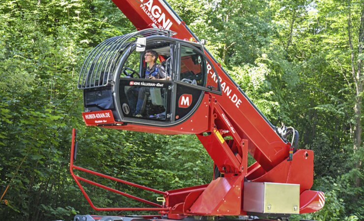Auf der Interforst stellt Ebert Fahrzeugbau den Magni Fällkran mit neuer Sicherheits-Frontscheibe und Highlift-Kabine vor. Die Firma Huber-Kran aus Bad Feilnbach hat eine solche Maschine bereits im Einsatz | © Fotos: M. Kubatta-Große