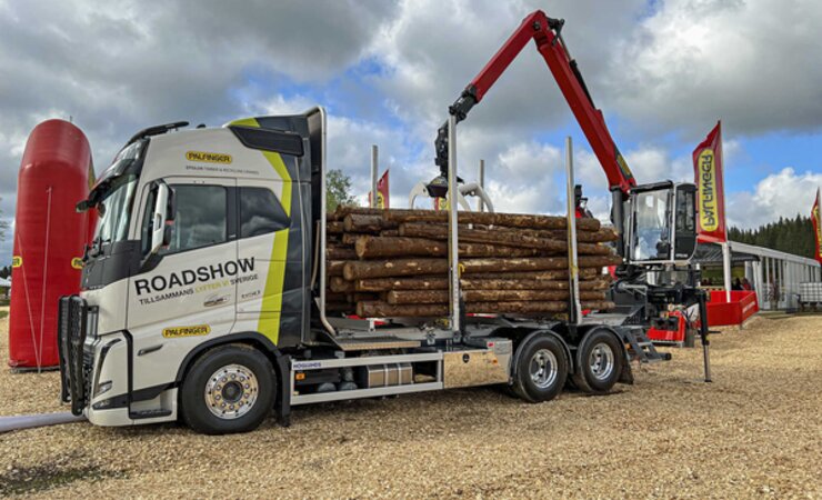 Der schwedische Holztransporteur 
Mikael Larsson testet den neunen Epsilon-
Ladekran TZ17 auf diesem Lkw schon 
seit 26 Monaten | © O. Gabriel