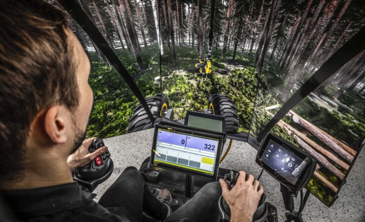Der dreiteilige Großbildschirm des neuen Vollsimulators von Ponsse | © Ponsse