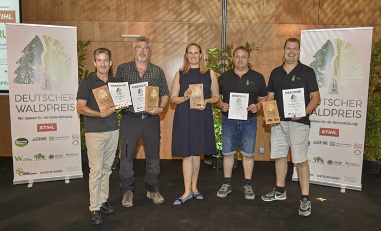 Die Sieger des Deutschen Waldpreises (v.l.): 
Raimund Hofmann (Waldbesitzer des Jahres), Dietrich Henke (Förster des Jahres), Elisabeth Hüsing (Sonderpreis 
Nachhaltigkeit Wald), Carsten Henkel und Mark 
Rosenberg (Forstunternehmer des Jahres) | © dlv