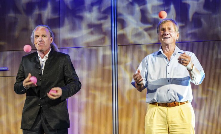 Wichtig ist, sich die Bälle gut zuzuspielen – das war eine Quintessenz aus dem Unternehmertag 2022 für 
Prof. Walter Warkotsch und den Show-Moderator 
Dirk Dänzer | © Fotos: H. Höllerl
