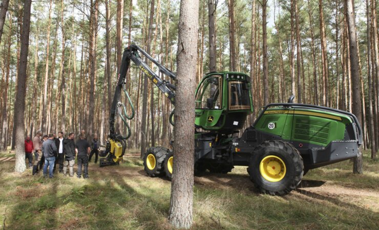 Die Besucher der Forex-Demo lassen sich das Aggregat John Deere 
H212 erklären | © Fotos: O. Gabriel