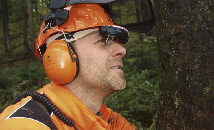 Florian Bauer beim Trageversuch 
mit den Head Up Displays: Die 
Vorteile überwiegen | © WAS Laubau