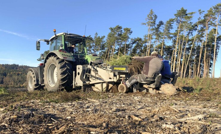 Pflanzreihe in einem Arbeitsgang beseitigen | © Steinwendner