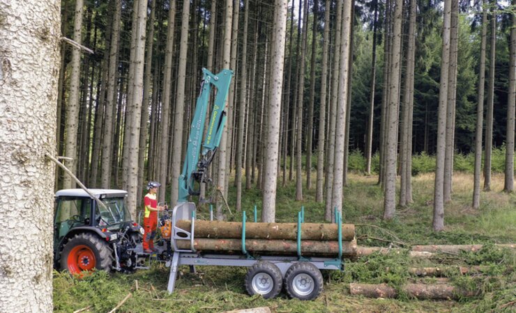 Die Kransäule in der Pfanzelt S-Line ist im Stirngitter integriert | © Pfanzelt