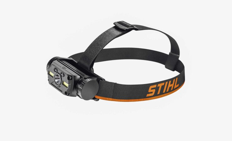 Die Stirnlampe liefert bis 800 Lumen, ist 
wieder aufladbar und kommt mit einem 
Adapter für den Helmanbau | © Stihl