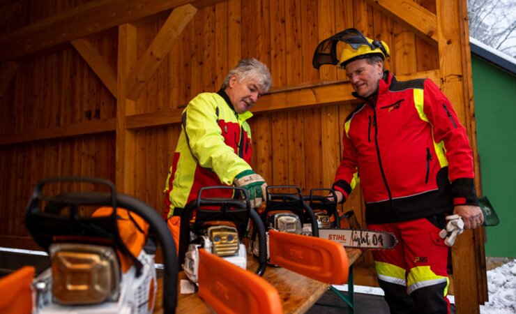 Sachsenforst-Geschätssführer Utz Hempfling (r.) informiert sich über die neuen Motorsägen bei einer Übergabe im Tharandter Wald | © Sachsenforst