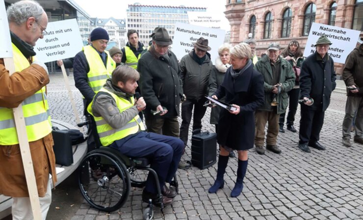 Waldbesitzer-Präsident Prinz zu Waldeck überreicht am 24. Januar der Landtagsabgeordneten Lena Arnoldt eine Petition mit mit 8 200 Unterschriften. | © WBV Hessen