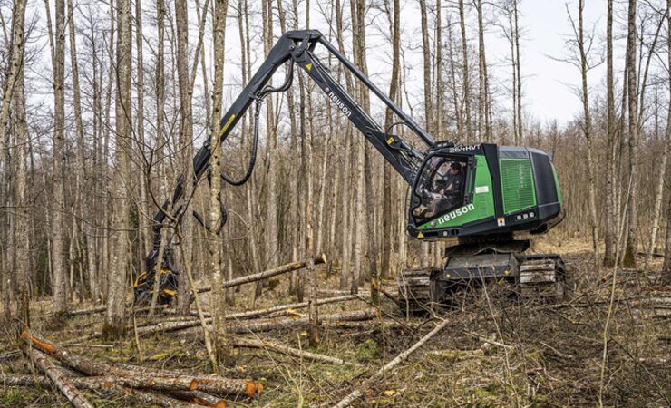 Ein großer Vorteil der Kurzheckbauweise: Beim Schwenken des Oberwagens ragt dieser 
kaum über das Fahrwerk hinaus | © H. Höllerl