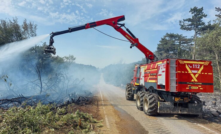 Der Multi Fire Truck der Firma Bijol bei einem Löscheinsatz in Kroatien | © Bijol