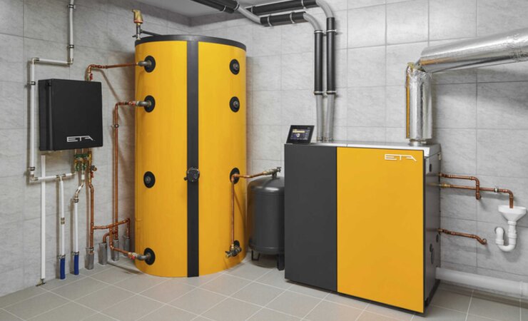 Ein Staubfilter und ein Pufferspeicher gehört laut dem neuen GEG ebenso zu einer Holzheizung wie die Kombination mit einer Wärmepumpe oder Solaranlage, die jeweils mindestens 65 % der im Gebäude benötigten Energie erzeugen müssen | © ETA