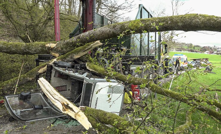 Am 17. April ereignete sich in Ettersdorf bei Montabaur ein schwerer Unfall mit einem Fäll-Lkw | © RS Media TV Produktion
