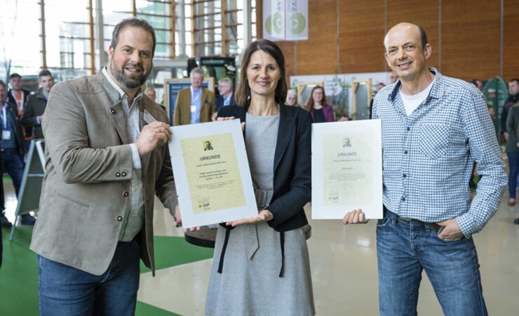 Die niedersächsische Landwirtschaftsministerin Miriam Staudte übergab auf der Ligna 
die Urkunden für den Hans-Jürgen-Narjes-Preis 
an Frank-Ludger Sulzer (l.) und Erik Hahn | © Deutsche Messe