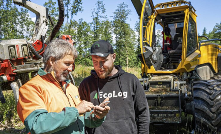 Michael Bauer, Revierleiter bei Boscor, und Unternehmer Florian Schmidt fachsimpeln über die Features von 
Dynamic Forest | © H. Höllerl