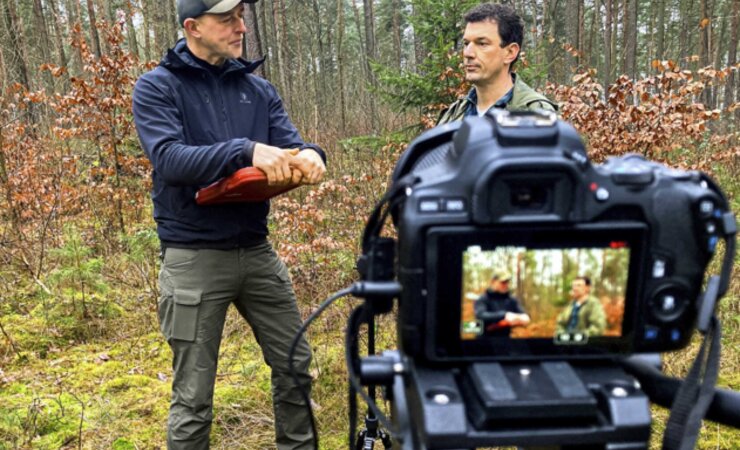Die Referenten der Waldbauernschule Brandenburg Kay Hagemann (l.) und Martin Schmitt vor der Kamera. Für das Projekt Waldtrainer wurden wichtige Schulungsinhalte in eine digitale Form gebracht, um sie auf der neuen Lernplattform zum interaktiven Lernen bereitzustellen | © Waldbauernschule Brandenburg