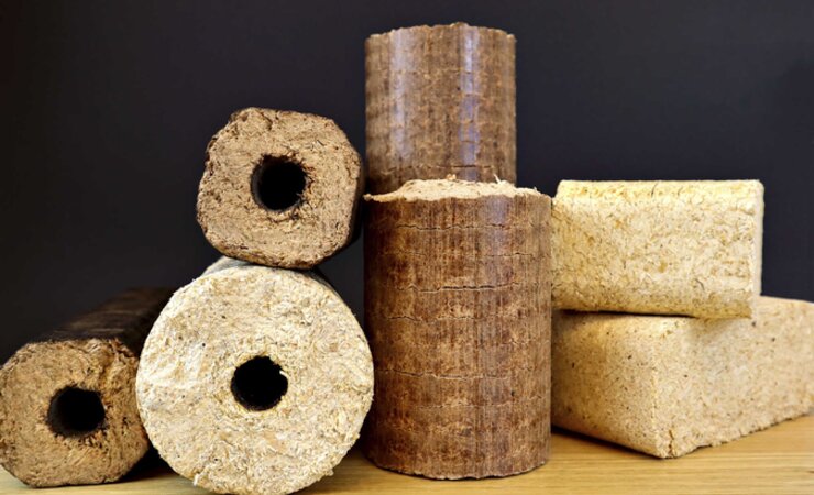 Die Preise für Holzbrikettssind seit letztem Jahr drastisch gesunken, deshalb empfiehlt das Deutsche Pelletinstitut, sich jetzt für den Winter einzudecken. | © DEPI
