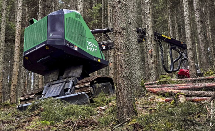 Fühlt sich am Steilhang zuhause: der neue Raupenharvester Neuson 154HVT | © O. Gabriel