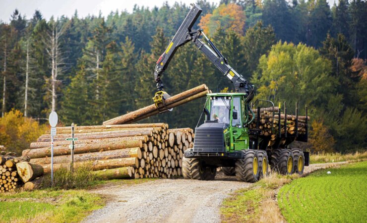 Ein John-Deere Forwarder poltert Stammabschnitte | © imago stock&amp;people