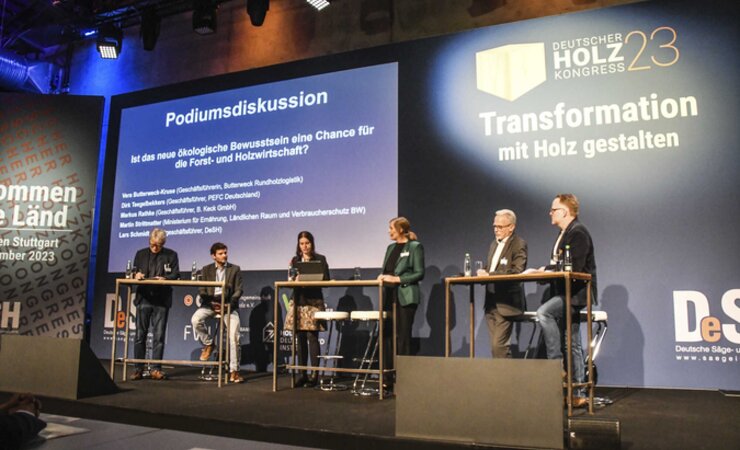 Bernhard Panknin (MLR), Markus Rathke (B. Keck GmbH), Julia Möbus (Moderation, DeSH), Vera Butterweck-Kruse (Butterweck Rundholzlogistik), Dirk Teegelbekkers (PEFC) und Lars Schmidt (DeSH) diskutieren über Optionen der Forst- und Holzbranche in der Kommunikation | © Marc Kubatta-Große
