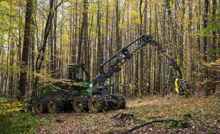Markus Mahlmeister mit seinem John Deere 1270 G im „Goldregen“ | © H. Höllerl