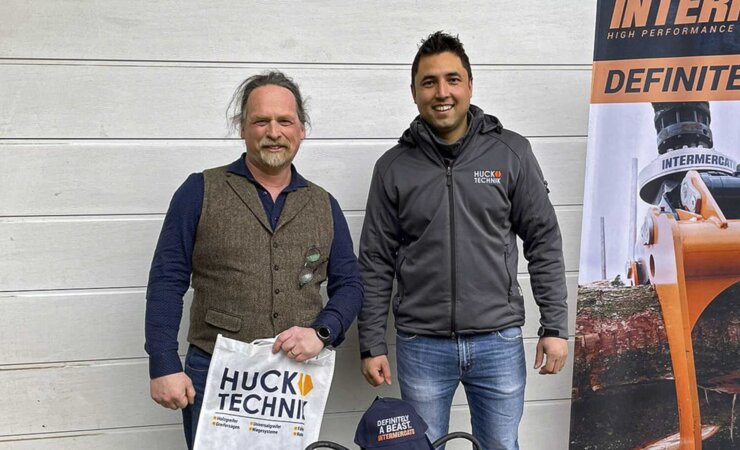 Roman Huck (r.) übergibt den Vierfinger-Holzgreifer TG 16 SR4 an Axel Reisdorf aus Oberschlettenbach | © Huck Technik