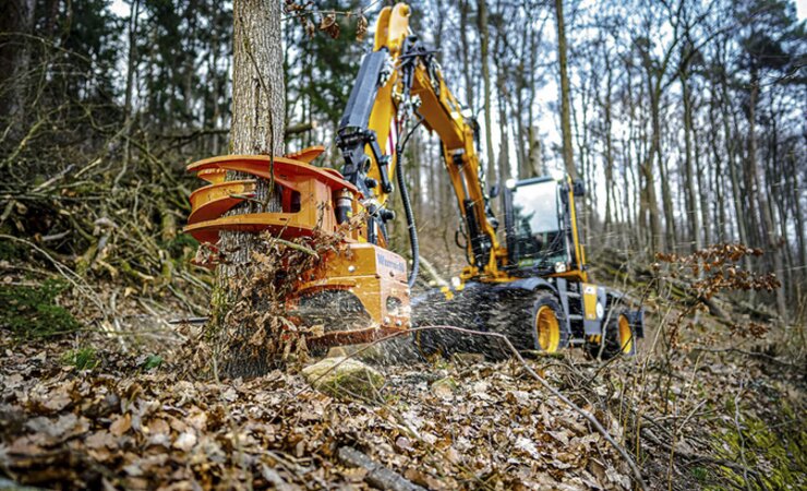 Die Greifersäge Woodcracker CS 545 im Einsatz mit einen Kleinbagger | © Westtech