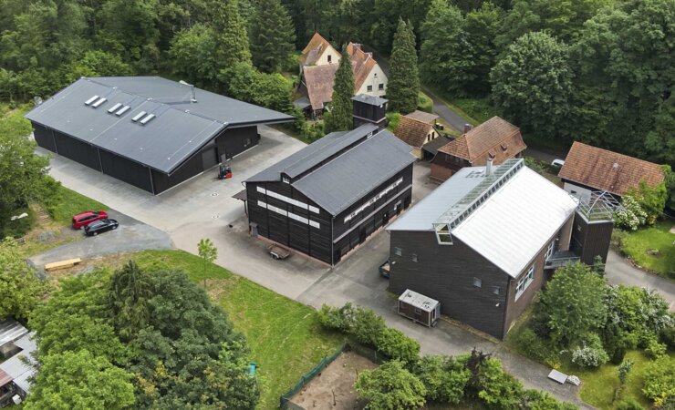 Luftbild des neuen Saatgutzentrums von HessenForst, rechts das neue Gebäude | © H. Wollmerstädt