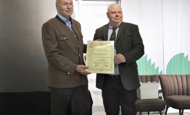 Dr. Ralf Gruner überreicht Forstwirtschaftsmeister Martin_Nolte (l.)v den diesjährigen Strehlke-Preis | © KWF