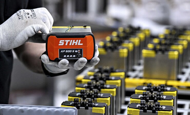 Ein Blick in die Akkufertigung der Firma Stihl | © picture alliance/dpa