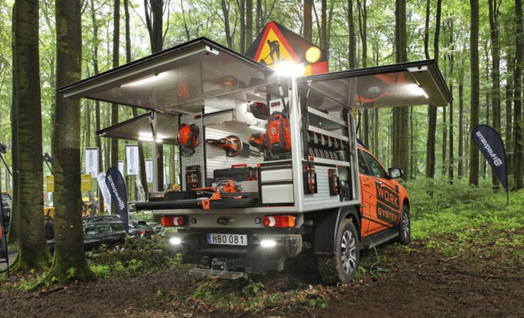 Husqvarna und Work Systems bieten für den Ford Ranger diesen Aufbau an, der für den Einsatz von Akkugeräten optimiert ist | © O. Gabriel