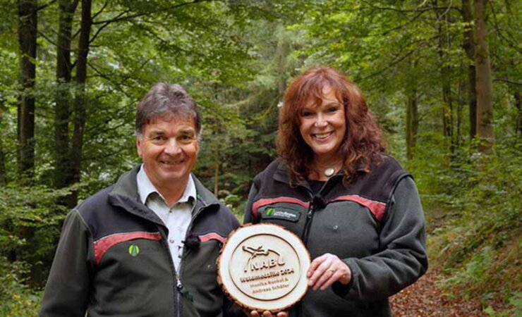 Andreas Schäfer und Monika Runkel vom Forstamt Hachenburg haben die NABU-Waldmedaille 2024 erhalten | © Nabu /C. Söder