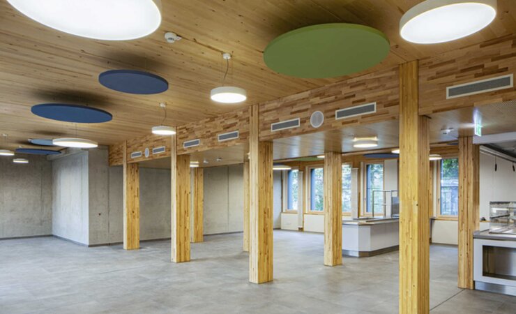 Das neue Verwaltungsgebäude des Landkreises Mainz-Bingen wurd in Holz-Hybridbauweise mit Birken-Brettschichtholz gebaut | © Hasslacher Group/Rahel Welsen