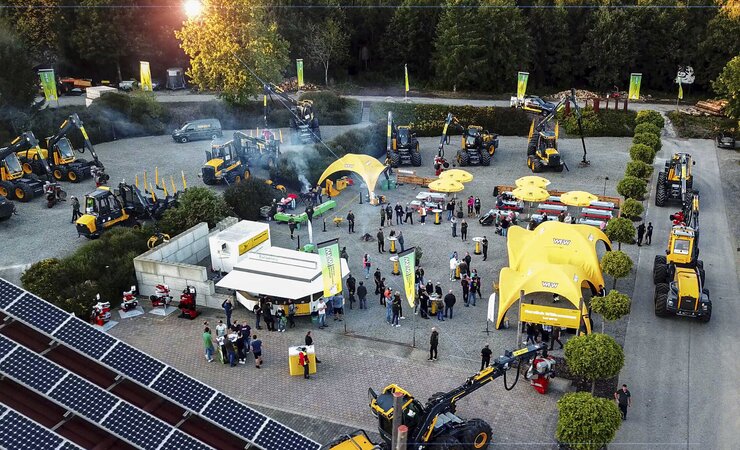 Im Biergarten auf dem Maschinenplatz feierte WFW mit Mitarbeitern und Kunden den Abschluss der G-Serien-Tour | © WFW