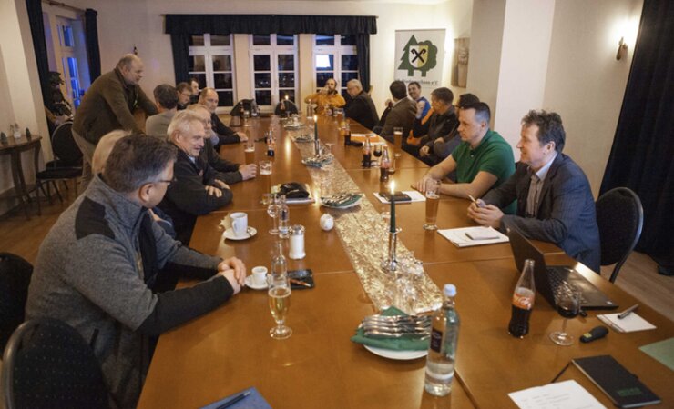 Abendlicher Jahresausklang bei Kerzenschein im Söhrer Forsthaus | © O. Gabriel
