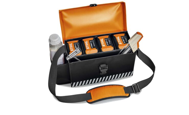 Die Kombitasche von Stihl bietet Platz für vier Akkus und sorgt für Schutz | © Stihl