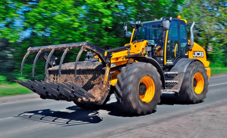 Offenbarungseid: Auch auf 
der Straße fühlen wir uns mit der Maschine wohl. | © Simon Henley, Farm Machinery Journal