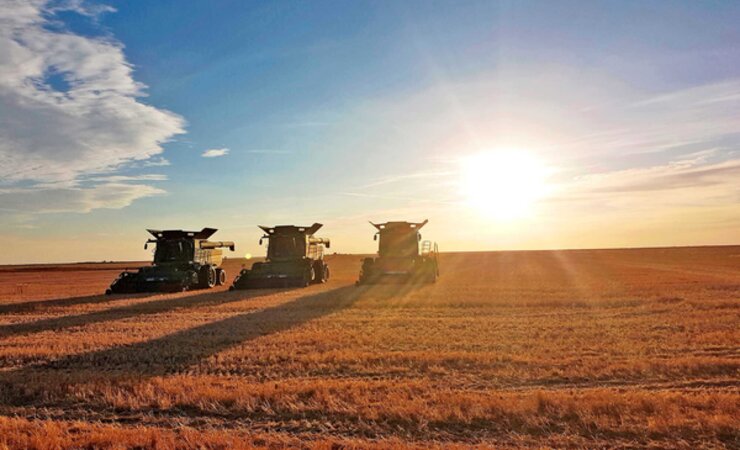 Abendstimmung: Die Erntehelfer durften fast jeden Abend vom Drescher aus einen einzigartigen Sonnenuntergang beobachten. | © Matthias Stettmer