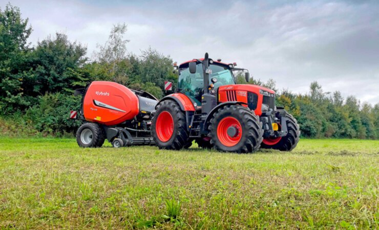 TIM: Über das Tractor-Implement-
Management steuert die Kubota Rundballenpresse den M7-173-Schlepper. | © Brockmann