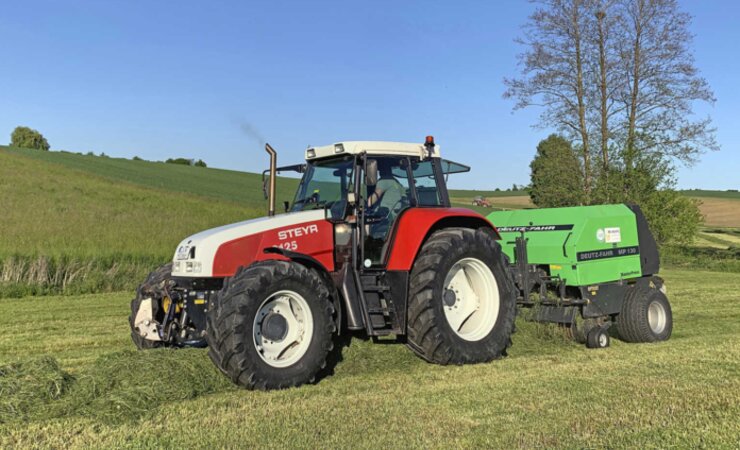 Ballenmagnet: Der Steyr 9125 läuft hauptsächlich vor der 
Deutz-Fahr Rundballenpresse. | © Schmailzl