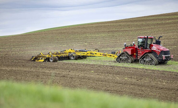 Ein neues Modell in der Reihe der Kurzscheibenegge: der Atlas AE 12400 L mit einer Arbeitsbreite von 12,4 m. | © Bednar