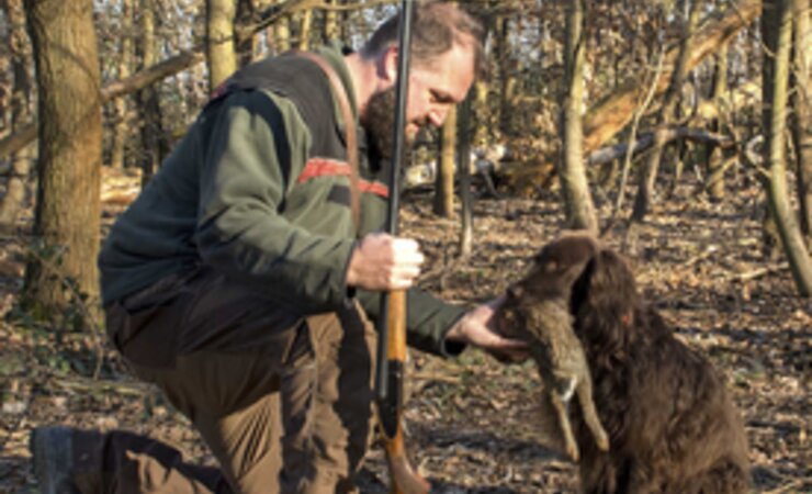 Autor David Ris mit Wachtel und Doppelflinte bei der Kaninchenjagd. | © David Ris