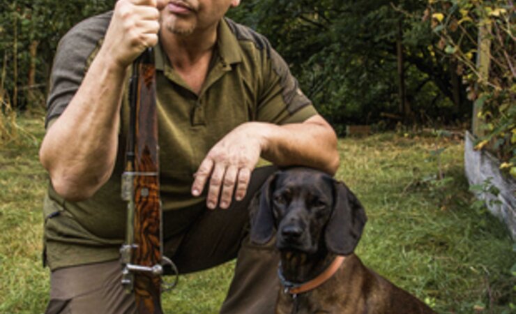 Friedrich Wagle mit seiner Take-down-Büchse BGS Hündin „Bobby“. | © Nina Weigel