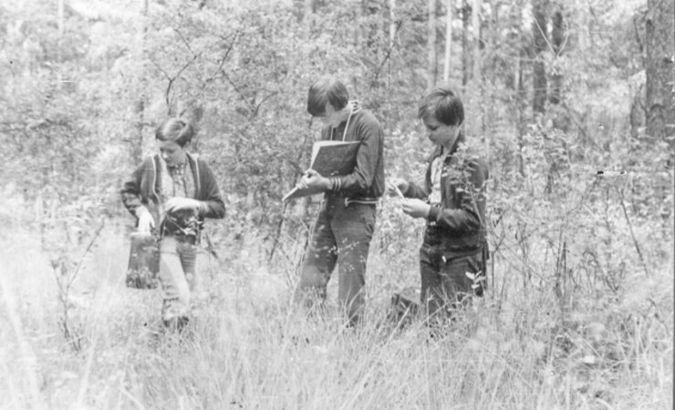 Im Spezialistenlager nehmen diese Jugendlichen die Forstgehölzer auf. | © Frank Kietzmannn