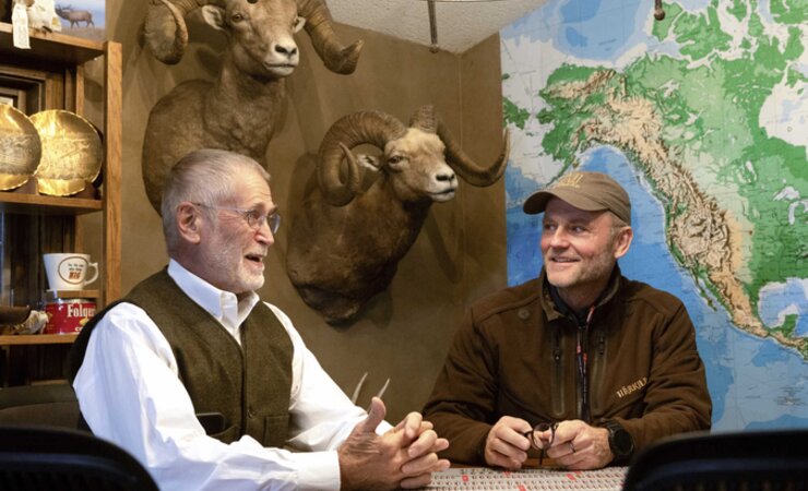 Hornady-Chef Steve Hornady (l.) und Jens Kjaer Knudsen im Gespräch. | © Thomas Lindy Nissen