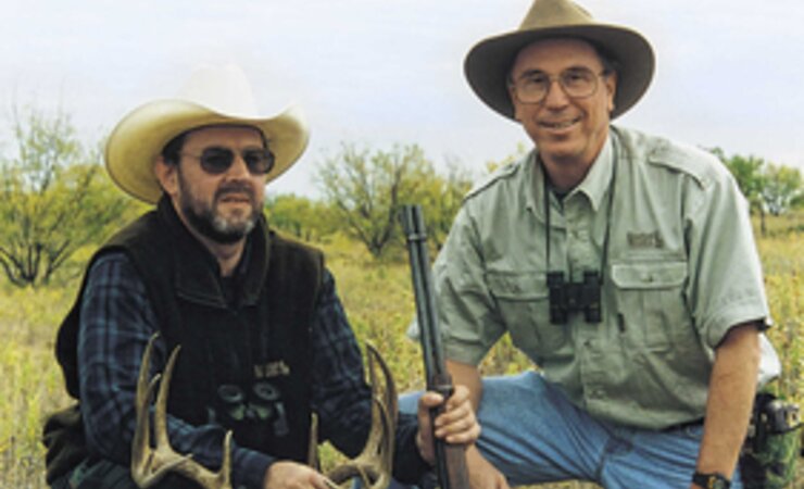 Der Autor (l.) zusammen mit Bob Nosler (r.) nach erfolgreicher Hirschjagd. | © Roland Zeitler
