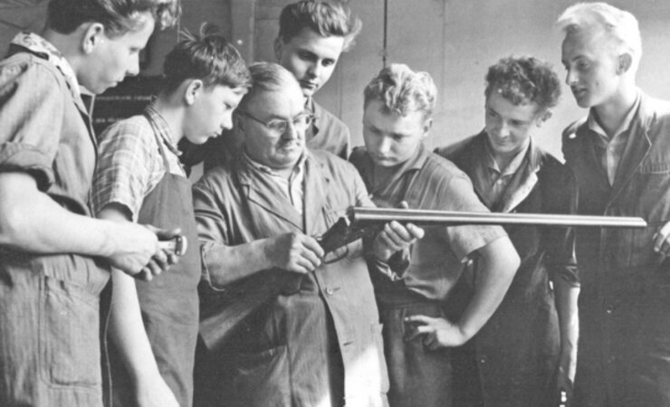 Auf diesem Foto entdeckte Leserin Elke Holland-Jobb ihren Bruder (2.v.r.). | © Frank Kietzmann